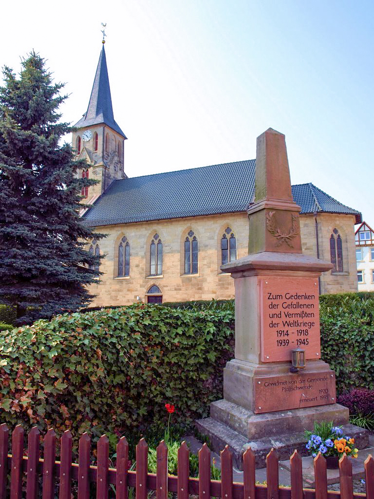 Kriegerdenkmal und Kirche